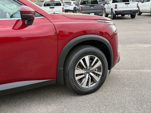 Used 2023 Nissan Pathfinder SL w/ Black Appearance Package FWD image 8