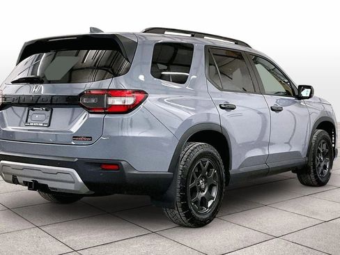 Used 2025 Honda Pilot TrailSport image 11