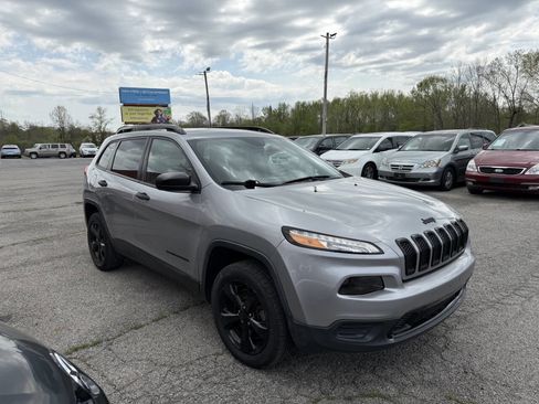 Used 2017 Jeep Cherokee Sport FWD image 5