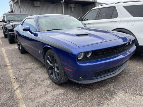 Used 2019 Dodge Challenger SXT w/ Driver Convenience Group RWD image 3
