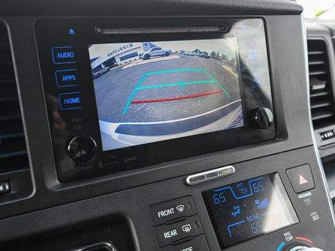 Used 2017 Toyota Sienna SE FWD image 38