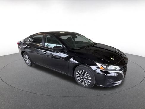 Used 2025 Nissan Altima 2.5 SV image 2