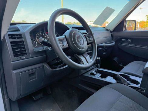 Used 2011 Jeep Liberty Sport image 17