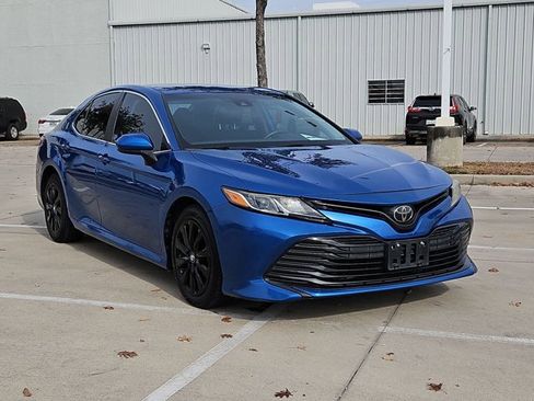 Used 2019 Toyota Camry LE image 3