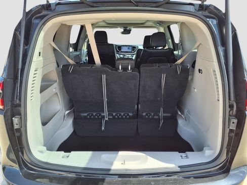Used 2023 Chrysler Pacifica Limited FWD image 25
