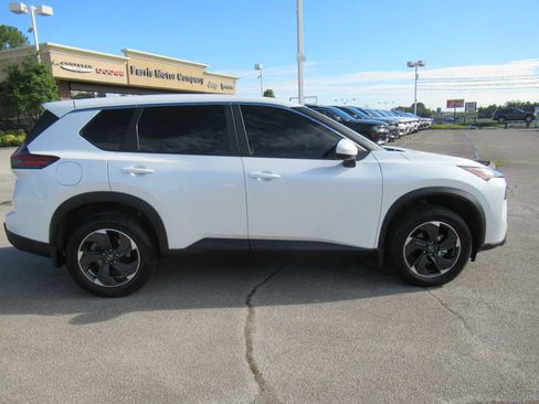 Used 2024 Nissan Rogue SV image 9