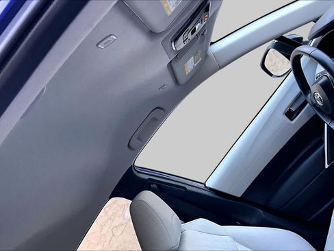 Used 2025 Toyota Corolla Cross LE FWD image 14