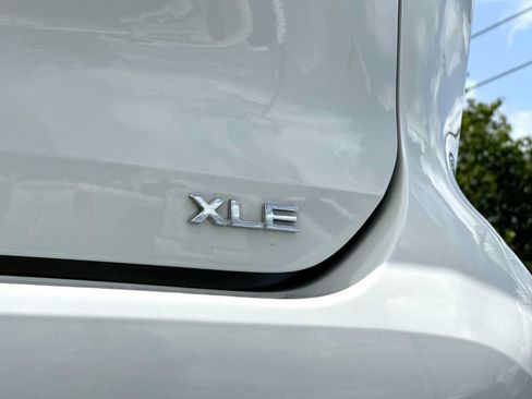 Used 2021 Toyota Highlander XLE FWD image 15