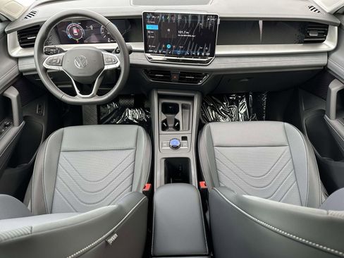 New 2025 Volkswagen Tiguan SE image 11
