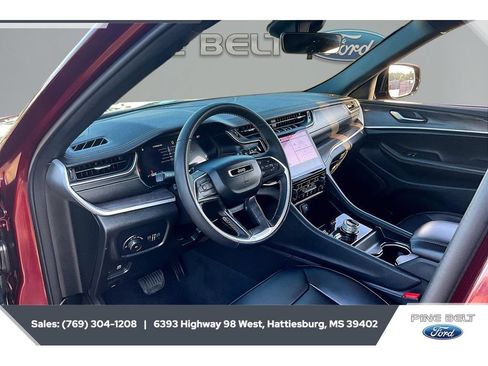 Used 2025 Jeep Grand Cherokee Limited w/ Black Appearance Package AWD/4WD image 13