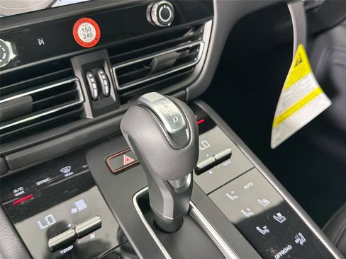 Certified 2026 Porsche Macan AWD/4WD image 34