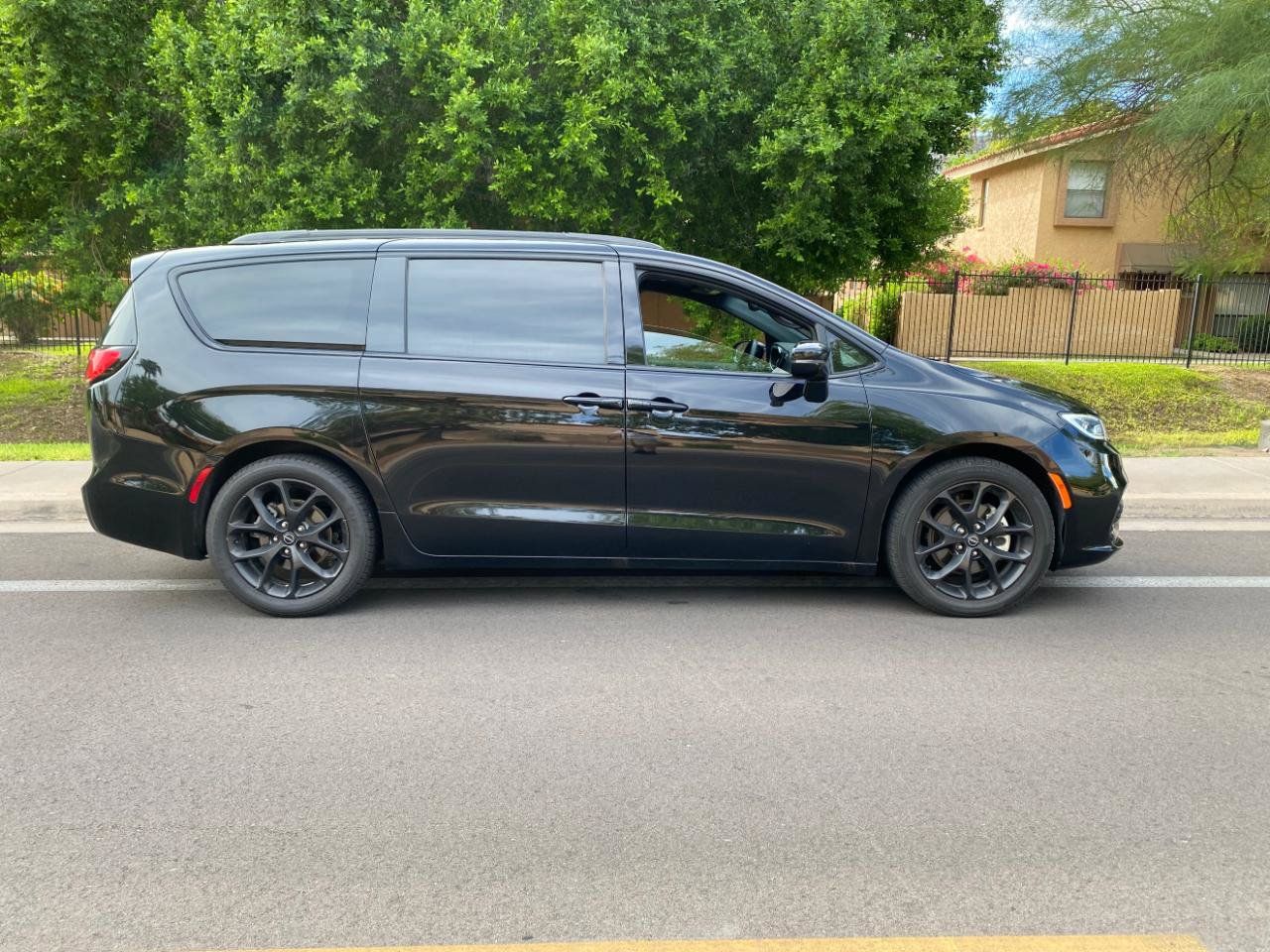 Used 2025 Chrysler Pacifica Limited FWD image 4