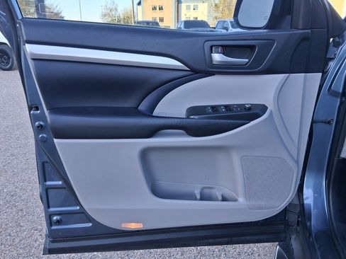 Used 2019 Toyota Highlander XLE image 9