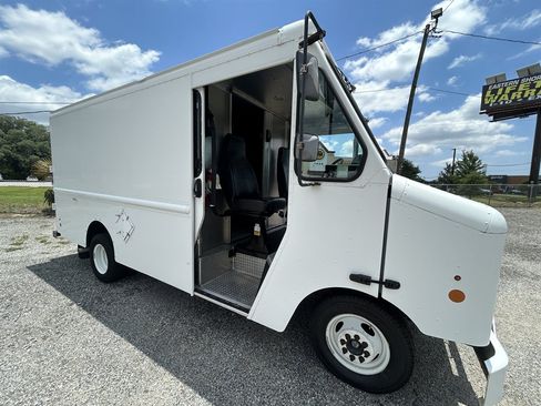 Used 2016 Ford E-350 and Econoline 350 Super Duty w/ A/C Prep Package RWD image 3