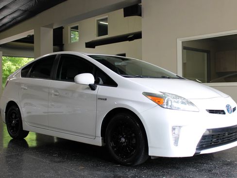 Used 2014 Toyota Prius Two FWD image 1