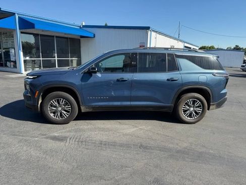 Used 2025 Chevrolet Traverse LT AWD/4WD image 2