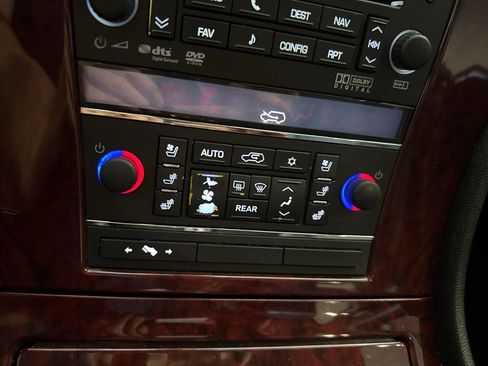 Used 2011 Cadillac Escalade Luxury image 38