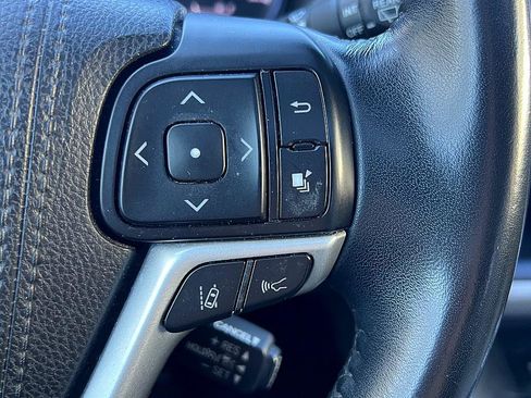 Used 2017 Toyota Highlander Limited image 35
