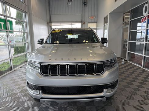 Used 2024 Jeep Wagoneer L Series II w/ Flexible Seating Group AWD/4WD image 2