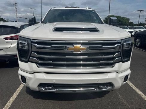 Used 2024 Chevrolet Silverado 2500 High Country w/ High Country Premium Package AWD/4WD image 3