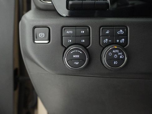 Used 2022 Chevrolet Silverado 1500 ZR2 w/ Technology Package AWD/4WD image 8
