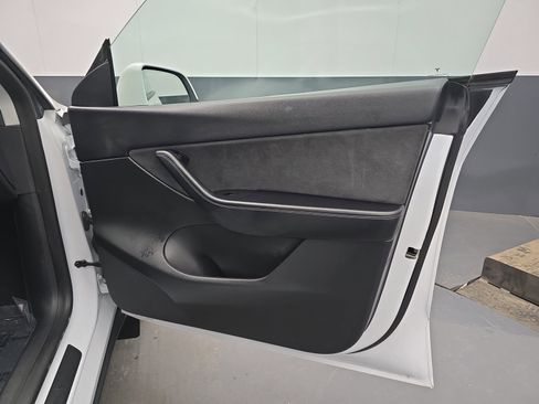 Used 2021 Tesla Model Y Long Range image 32