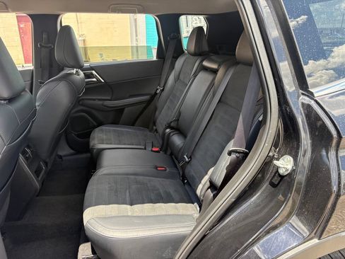 Used 2024 Mitsubishi Outlander SE Black Edition FWD image 11