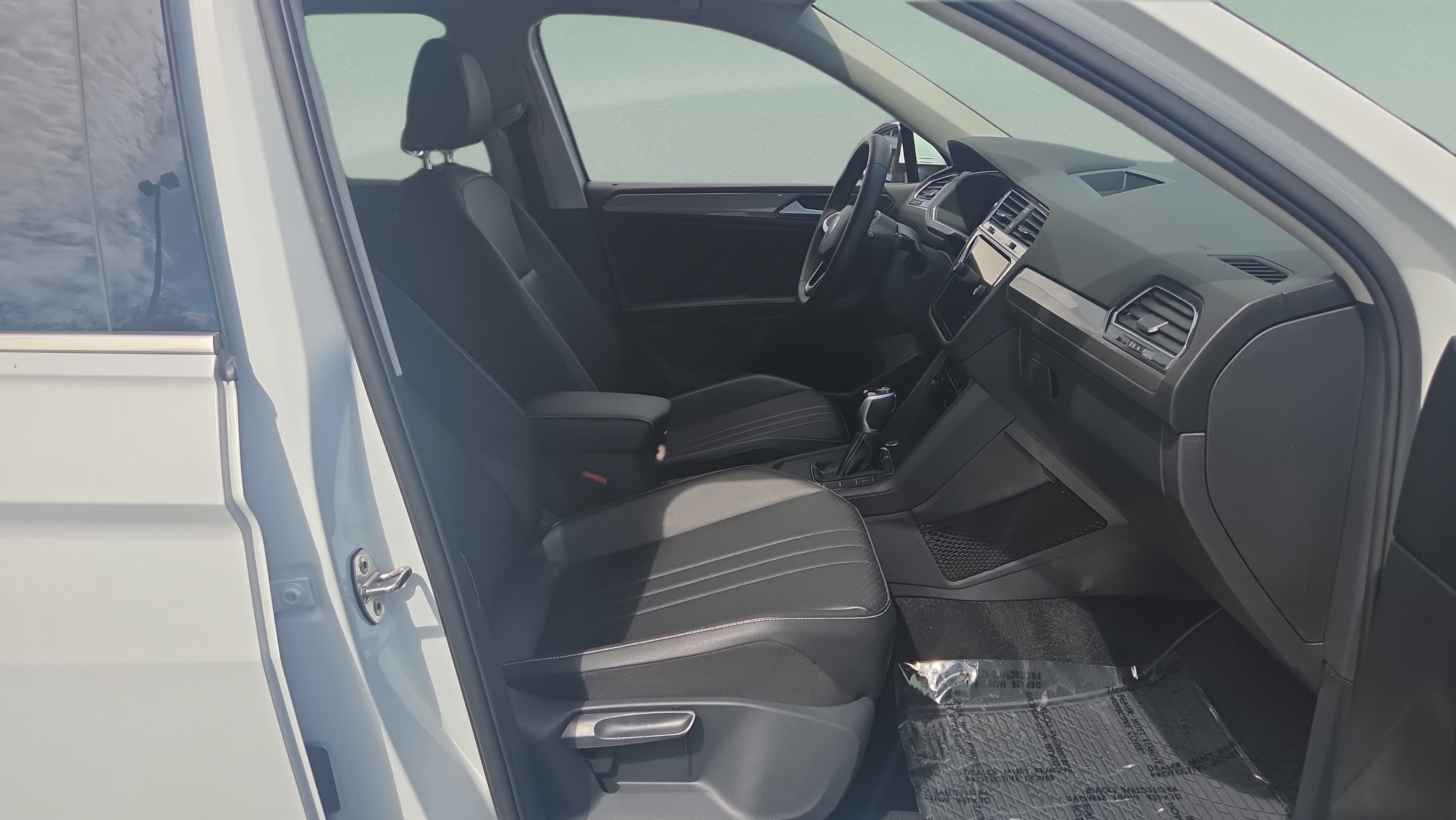 Used 2022 Volkswagen Tiguan SE FWD image 19