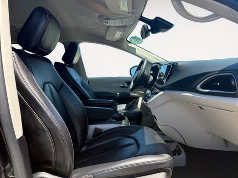 Used 2023 Chrysler Pacifica Touring-L FWD image 10