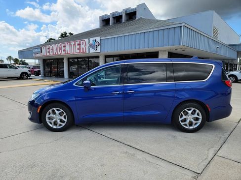 Used 2018 Chrysler Pacifica Touring Plus w/ Tire & Wheel Group FWD image 2