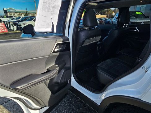 Used 2023 Mitsubishi Outlander SE image 12