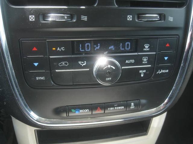 Used 2014 Chrysler Town & Country Touring FWD image 30