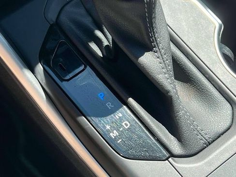 Used 2022 Toyota Highlander XLE AWD/4WD image 16