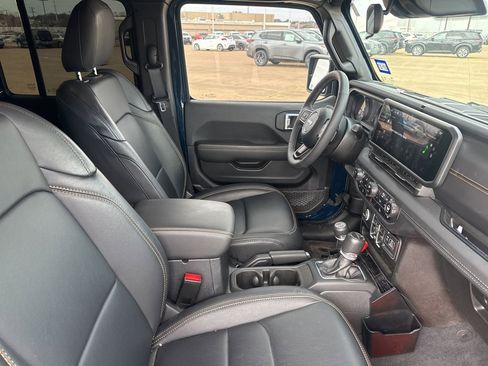 Used 2025 Jeep Gladiator Sport image 29