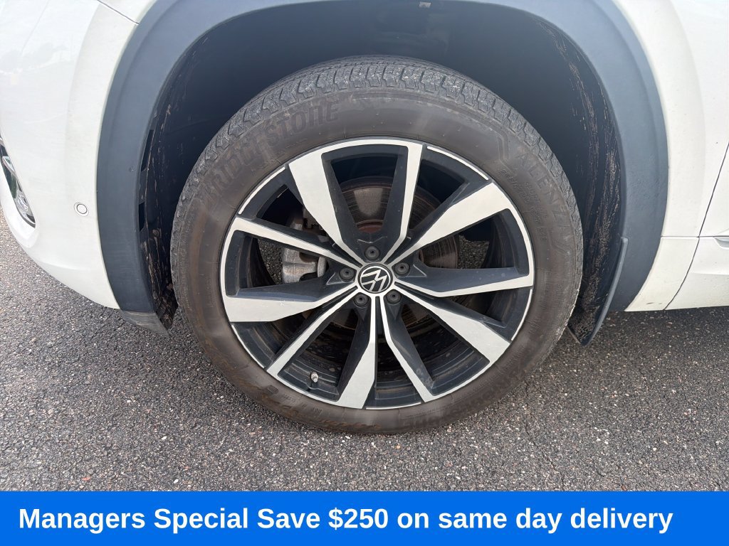 Used 2024 Volkswagen Atlas Cross Sport SEL Premium R-Line AWD/4WD image 9