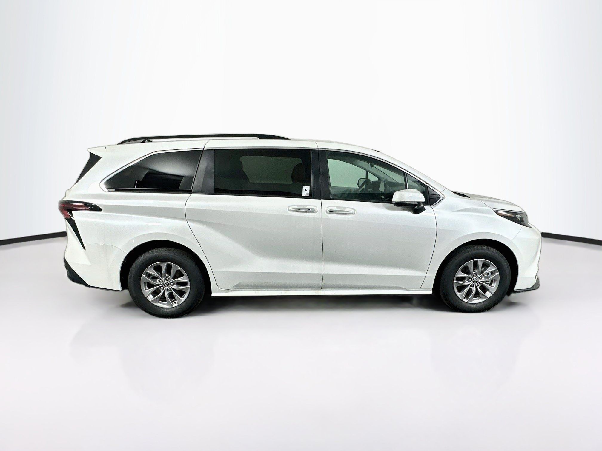Used 2026 Toyota Sienna XLE FWD image 10
