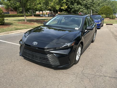 Used 2025 Toyota Camry LE FWD image 5