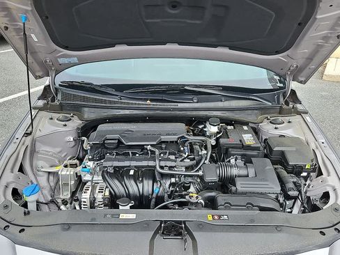 Used 2025 Hyundai Elantra Sport FWD image 28