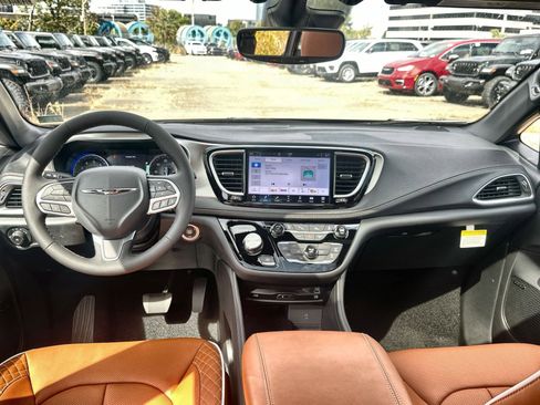 New 2026 Chrysler Pacifica Pinnacle w/ Trailer Tow Group image 23