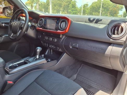 Used 2019 Toyota Tacoma TRD Sport w/ Technology Package RWD image 11