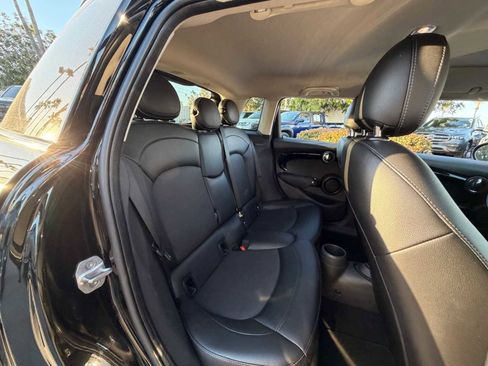 Used 2017 MINI Cooper 4-Door Hardtop image 11