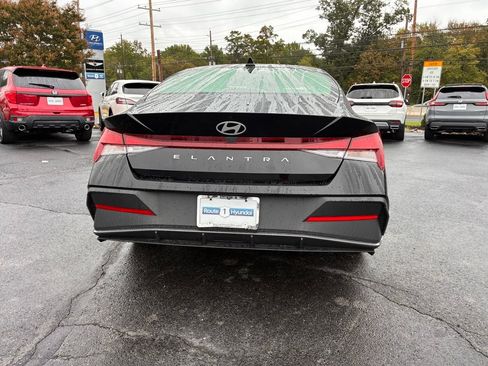 Used 2024 Hyundai Elantra SE FWD image 6