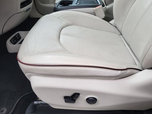 Used 2018 Chrysler Pacifica Limited FWD image 28