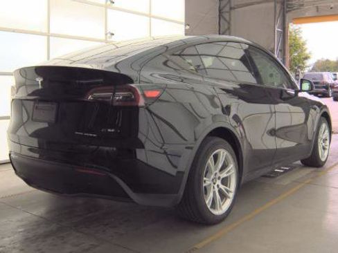 Used 2023 Tesla Model Y AWD image 2