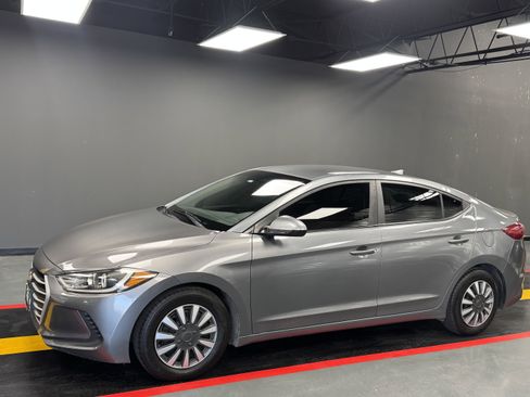 Used 2017 Hyundai Elantra SE image 2