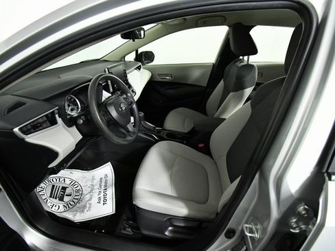 Used 2021 Toyota Corolla LE image 5