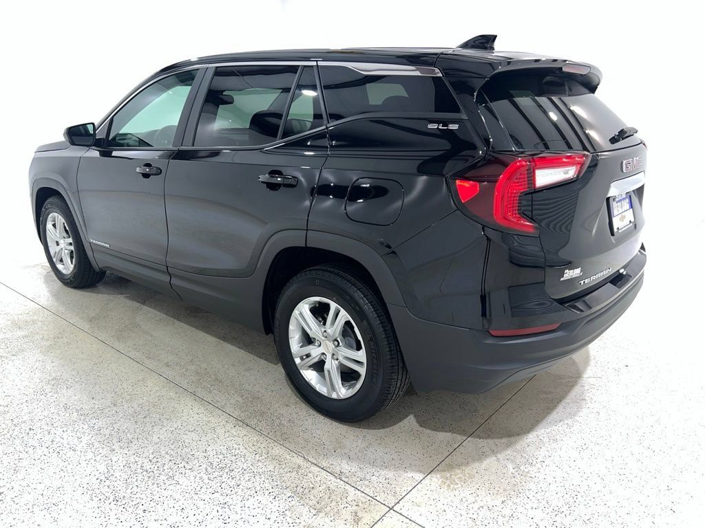 Used 2024 GMC Terrain SLE FWD image 3