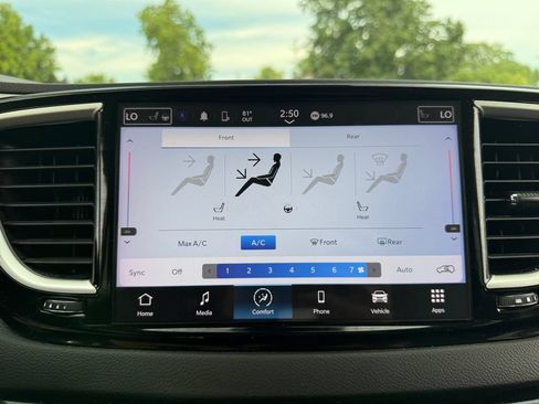 Used 2024 Chrysler Pacifica Touring-L FWD image 22