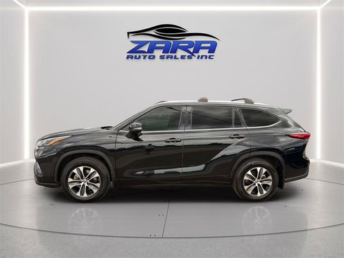 Used 2022 Toyota Highlander XLE AWD/4WD image 4