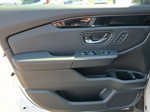 Used 2025 Honda Pilot TrailSport image 11
